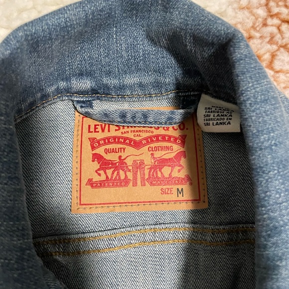 Women’s Levi’s jean jacket size medium. - Picture 2 of 2